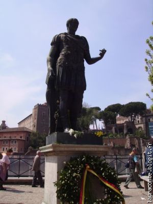 couronne d�pos�e devant la statue de C�sar