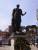 couronne d�pos�e devant la statue de C�sar