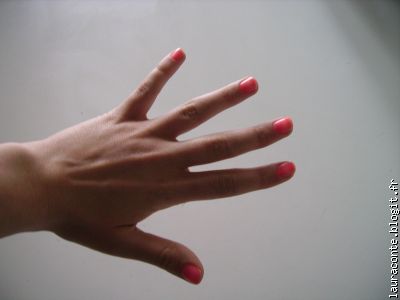 colorier ses ongles au fluo rose aide � la r�vision